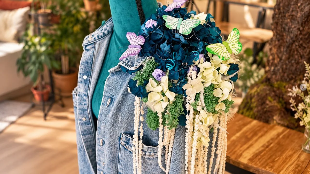 Veste en jean fleurie d’hortensias bleus, d’orchidées et de papillons